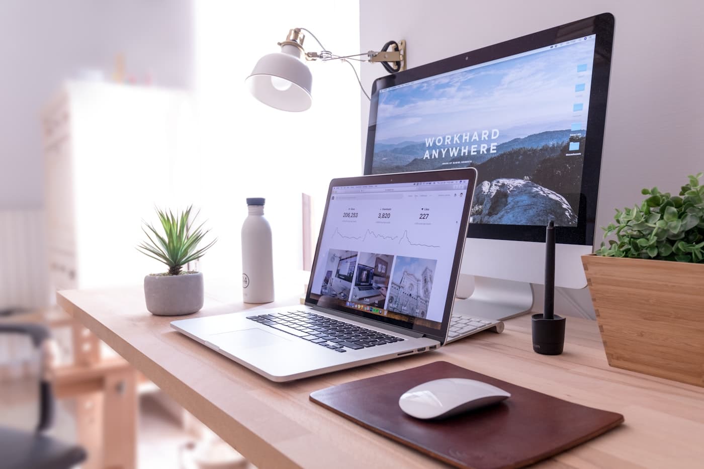 Moderner Arbeitsplatz mit einer Webseite auf Laptop und Monitor
